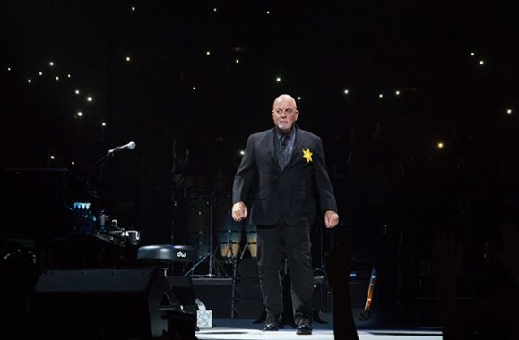 Billy Joel Wears Star Of David During MSG Concert August 21, 2017