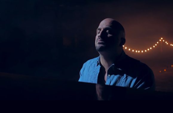 Kevin James Stars In Billy Joel Band Guitarist Mike DelGuidice’s Music Video ‘Mona Lisa’